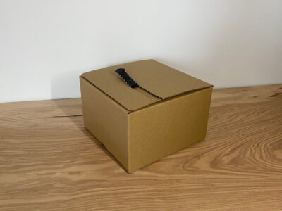 Boîte en carton marron empilable pour stockage
