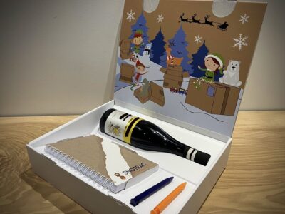 Coffret cadeau avec bouteille de vin et cahier, cartonnage PLV display, emballage personnalisé