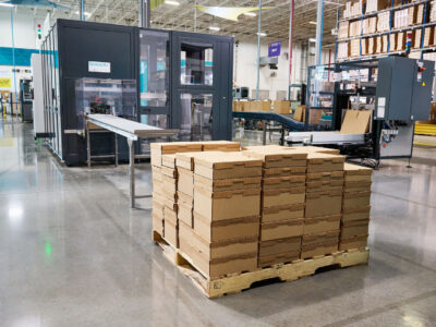 Palettes chargées de cartons prêts à être expédiés
