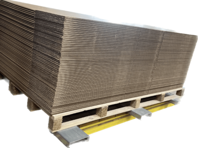 Grande pile de cartons plats sur palette